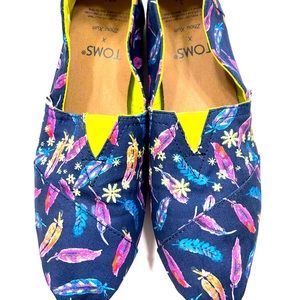 TOMS WOMENS NAVY BLUE FEATHER PRINT SLIP ONS